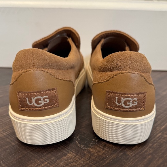 UGGS - Picture 4 of 7